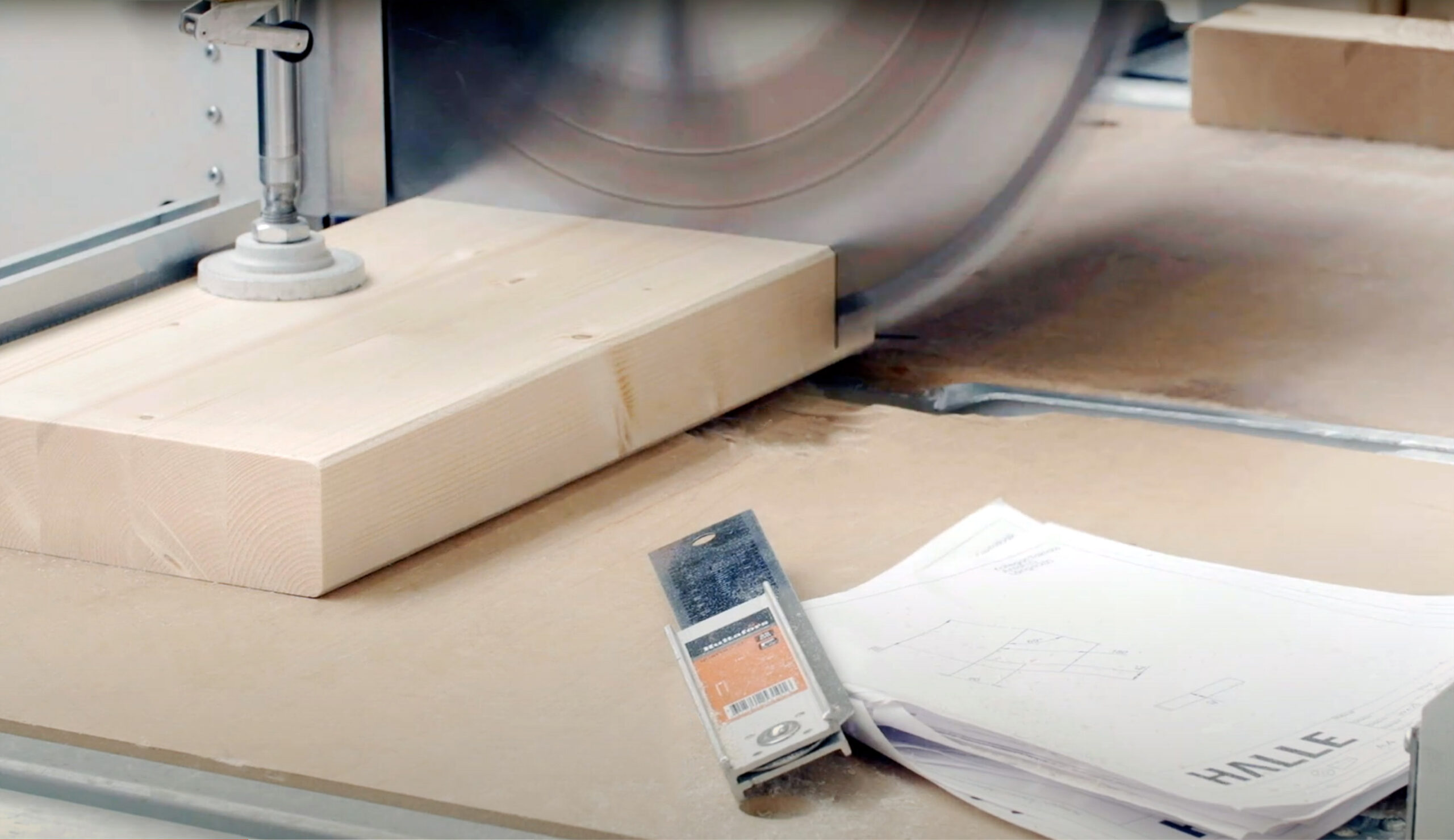 Limträstommen kapar man med sågklinga bild visar när man kapar limträ till uterum