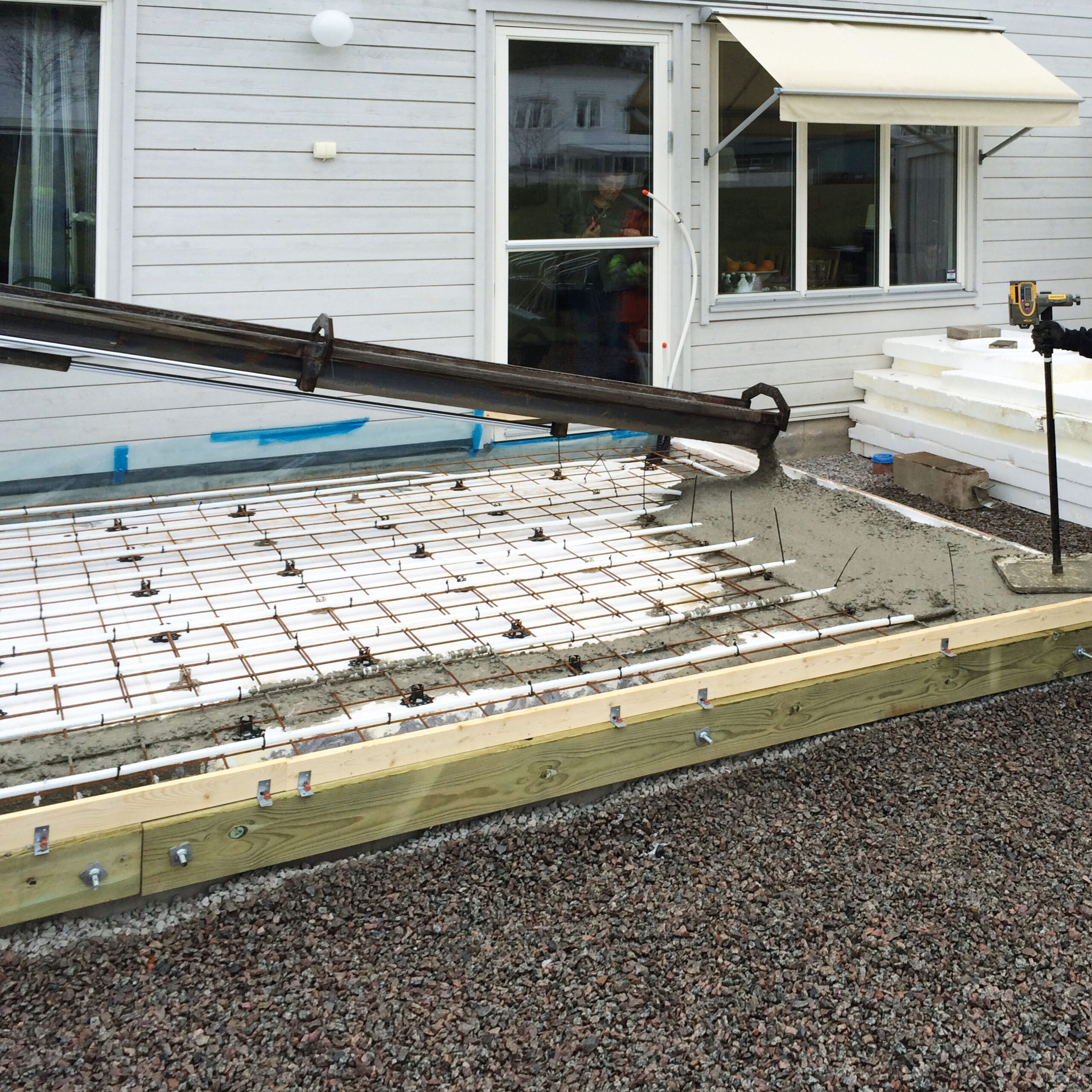 vi bygger en gjuten grund till ett uterum och vinterträdgård 